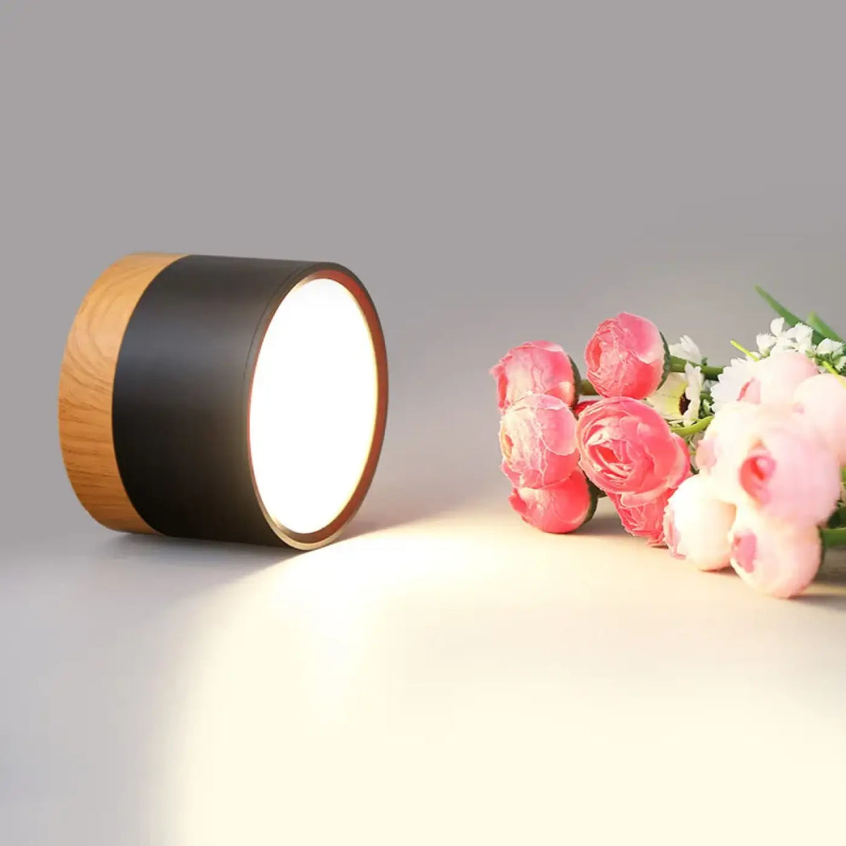 Plafonnier noir et bois au style contemporain