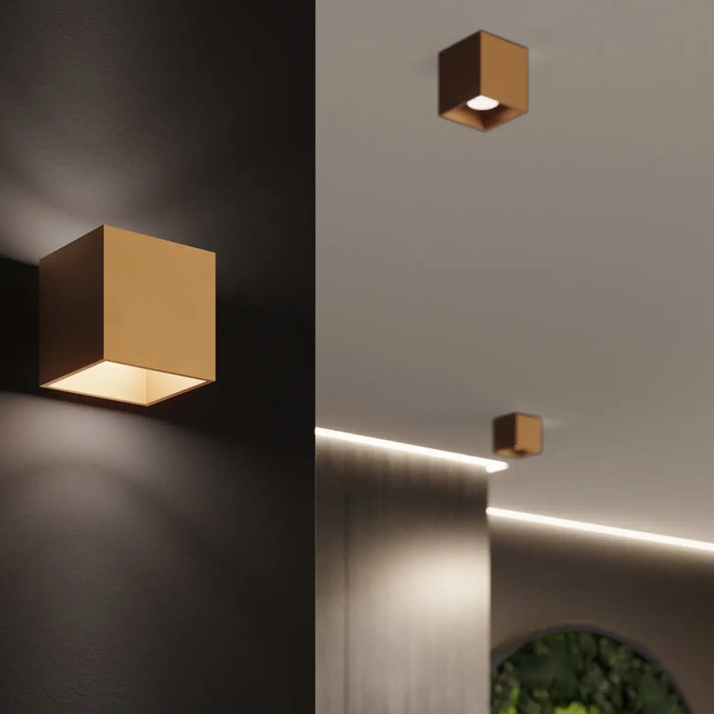 Petit plafonnier cube doré, spot en saillie GU10