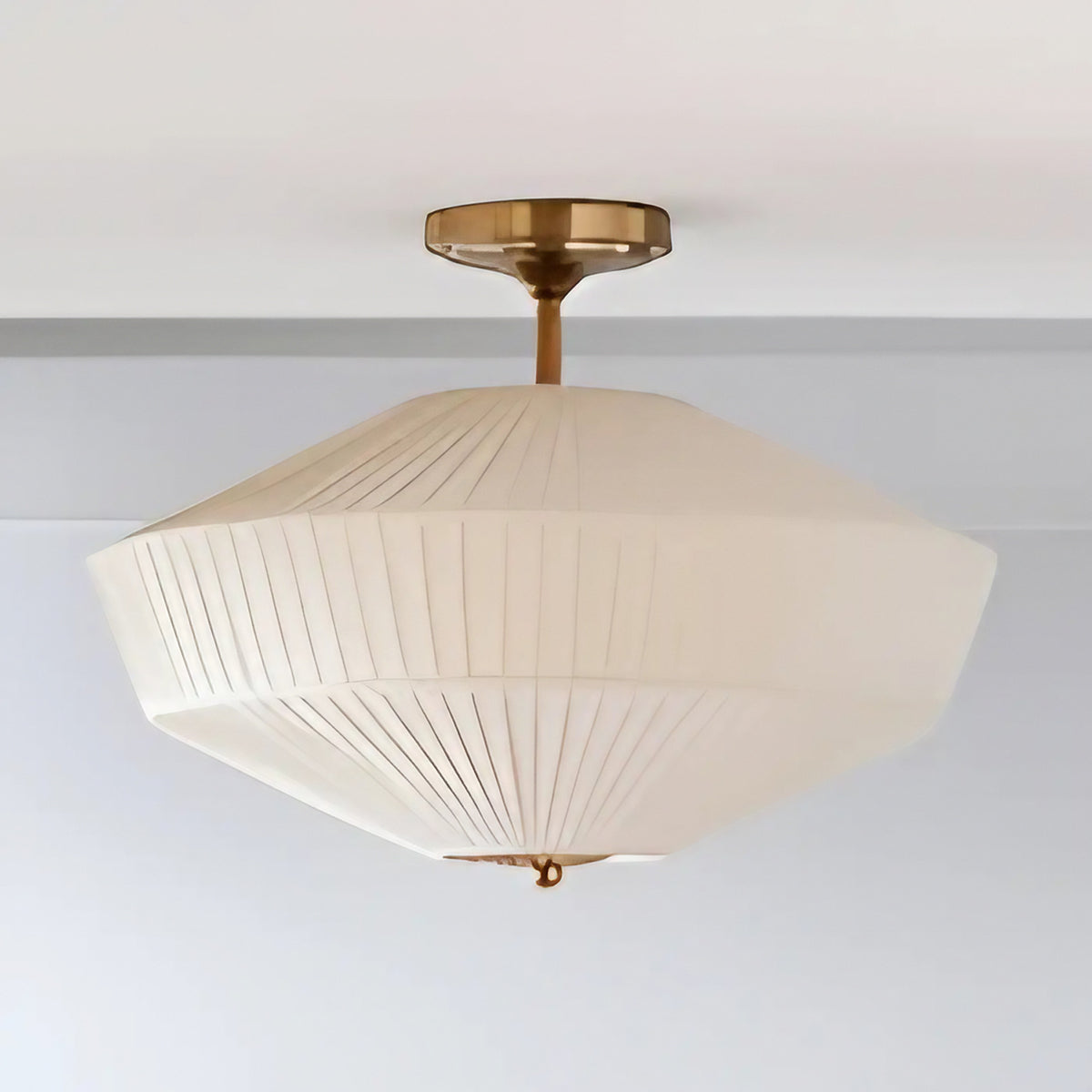 Plafonnier éventail en tissu plissé et métal doré