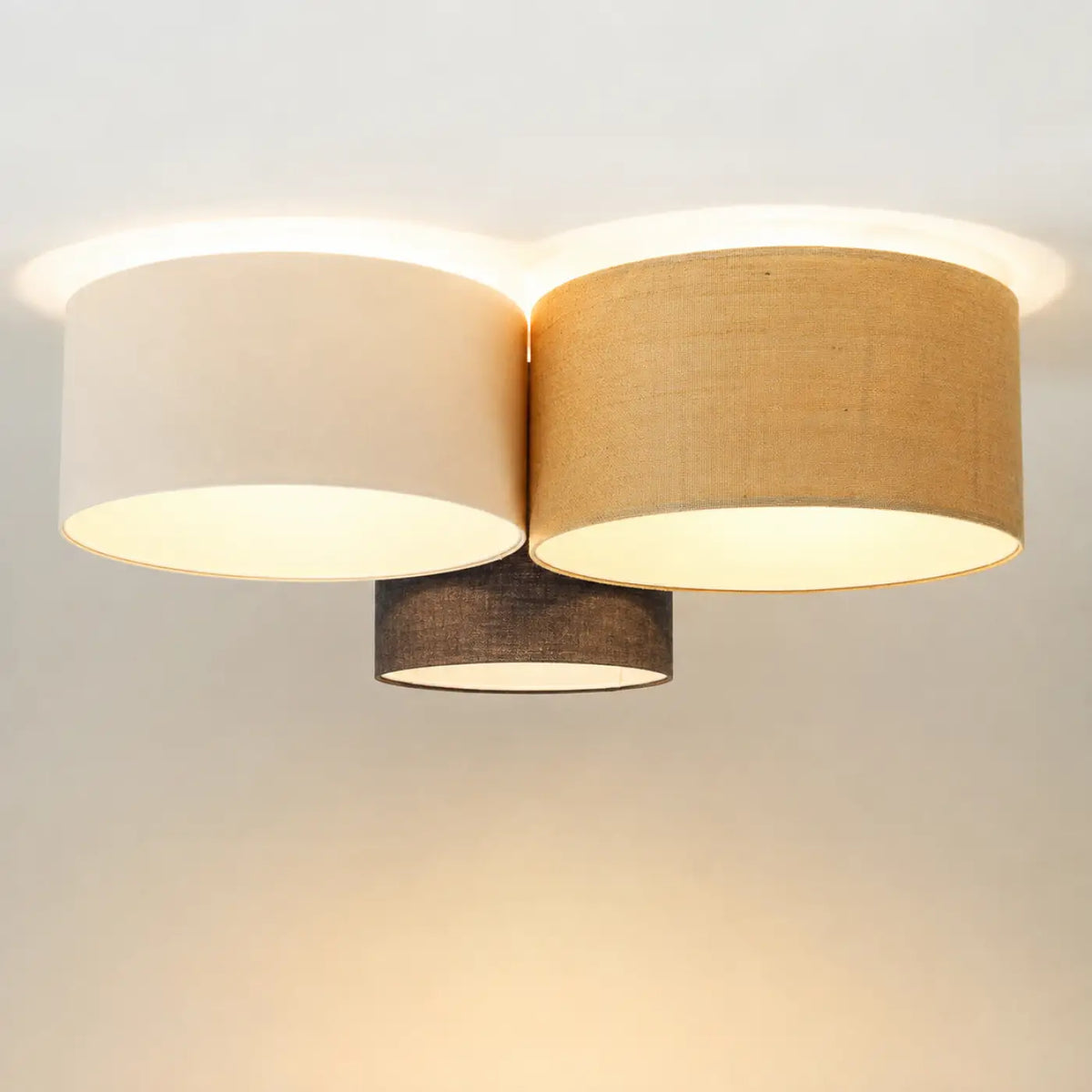 Plafonnier 3 abat-jour en tissu crème, beige, graphite et écru