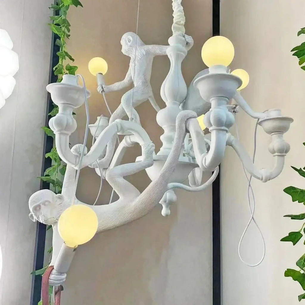 Suspension aux singes sculptés en résine, noire ou blanche
