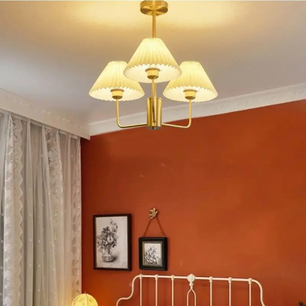 Lustre doré à abat-jours plissés, quatre tailles S à XL