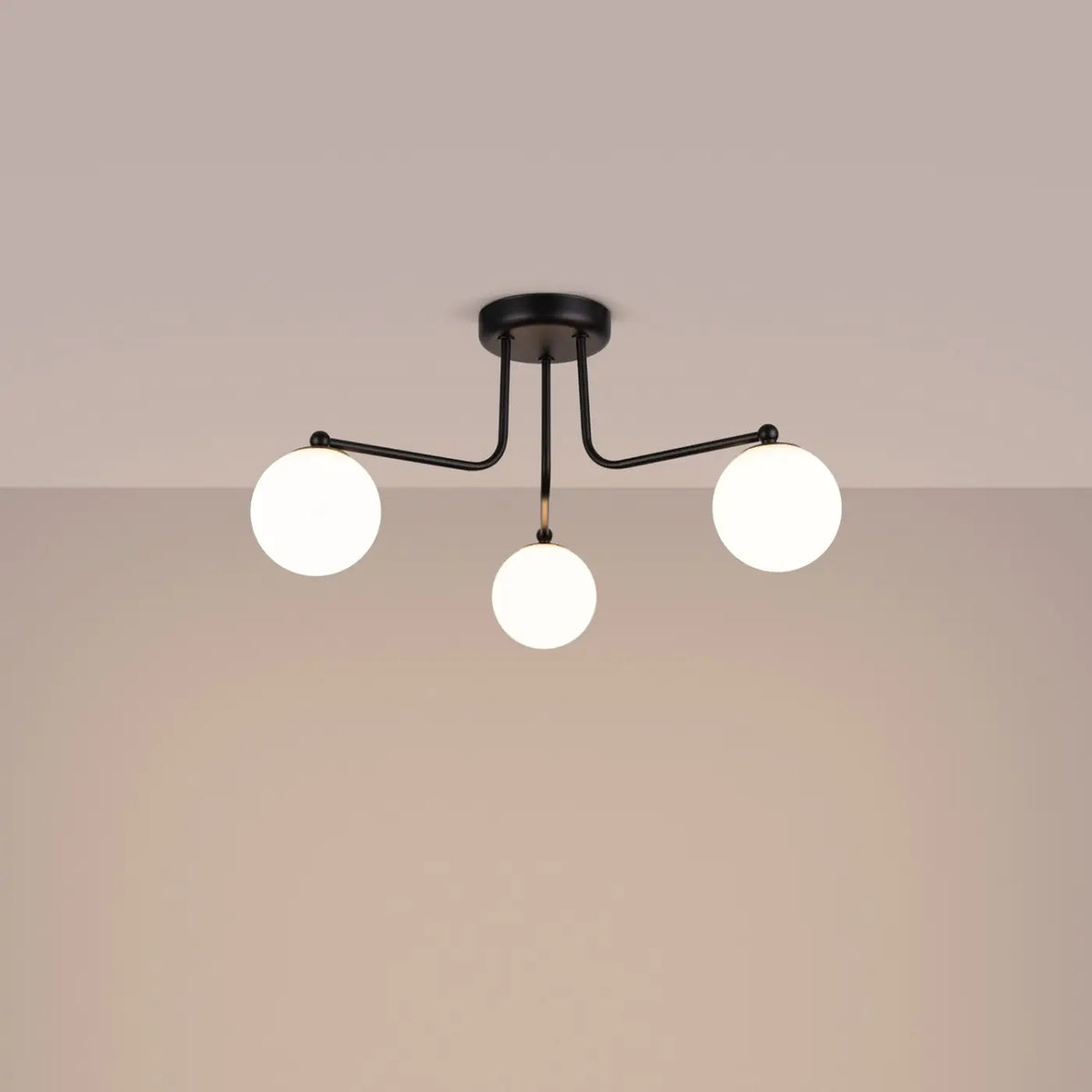 Plafonnier à globes en verre opale sur bras courbes, 3 ou 5