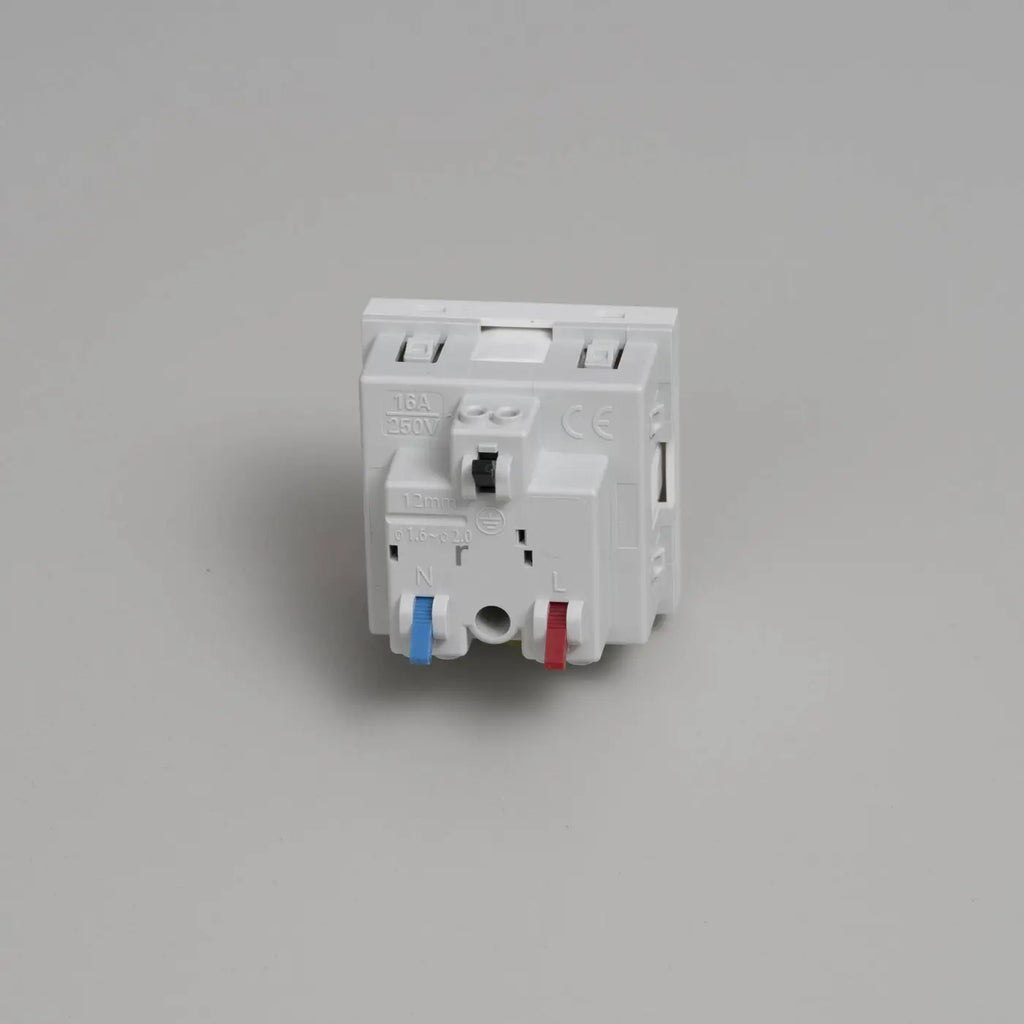 Prise de courant 2P+T type E, 16 A, module 45 mm noir ou blanc