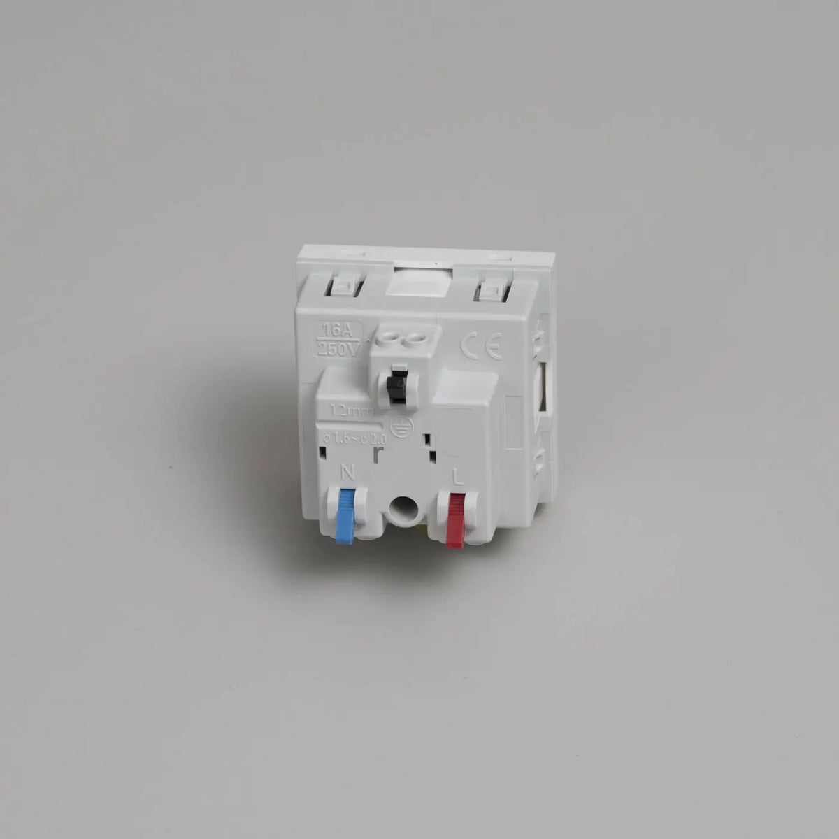 Prise de courant 2P+T type E, 16 A, module 45 mm noir ou blanc