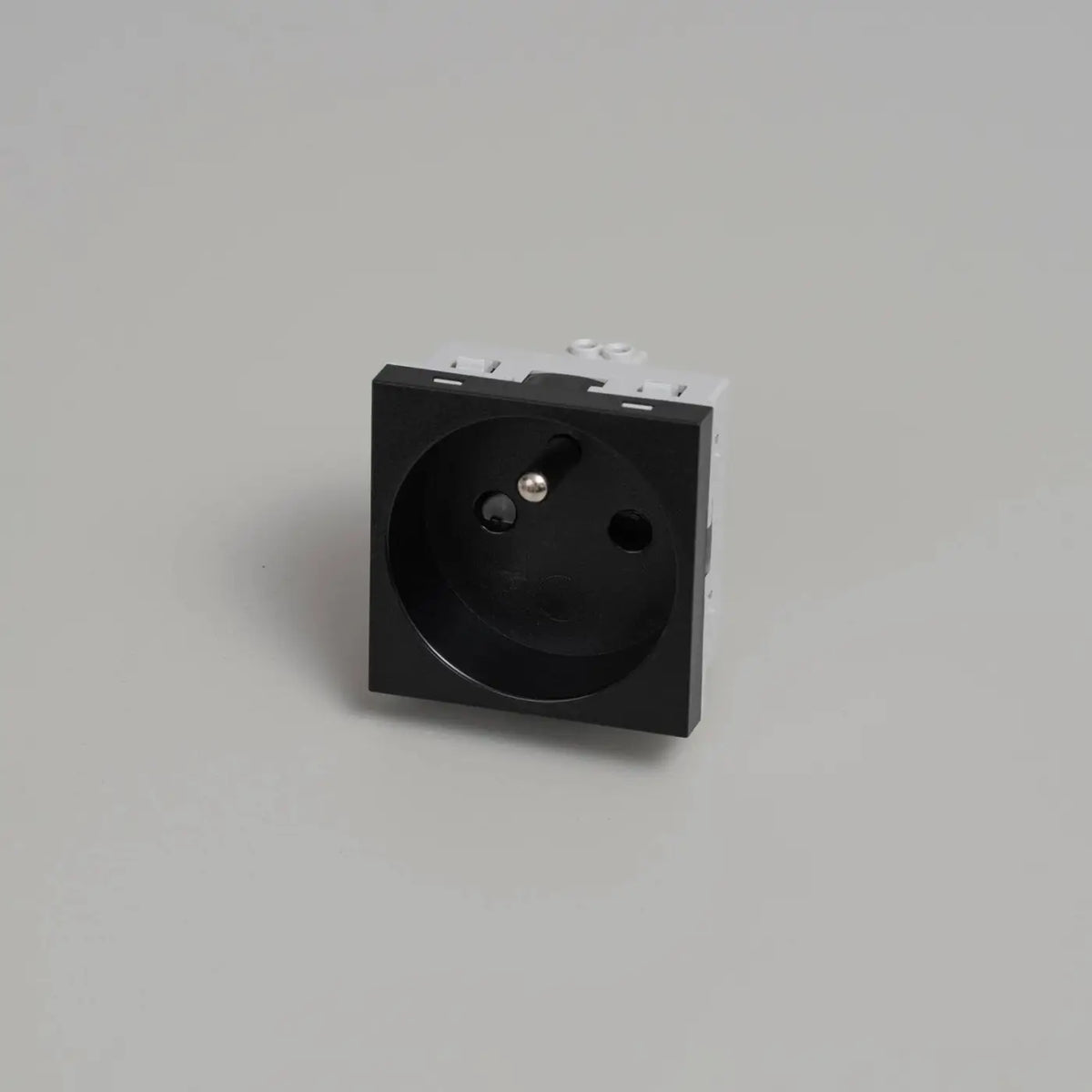 Prise de courant 2P+T type E, 16 A, module 45 mm noir ou blanc, noir