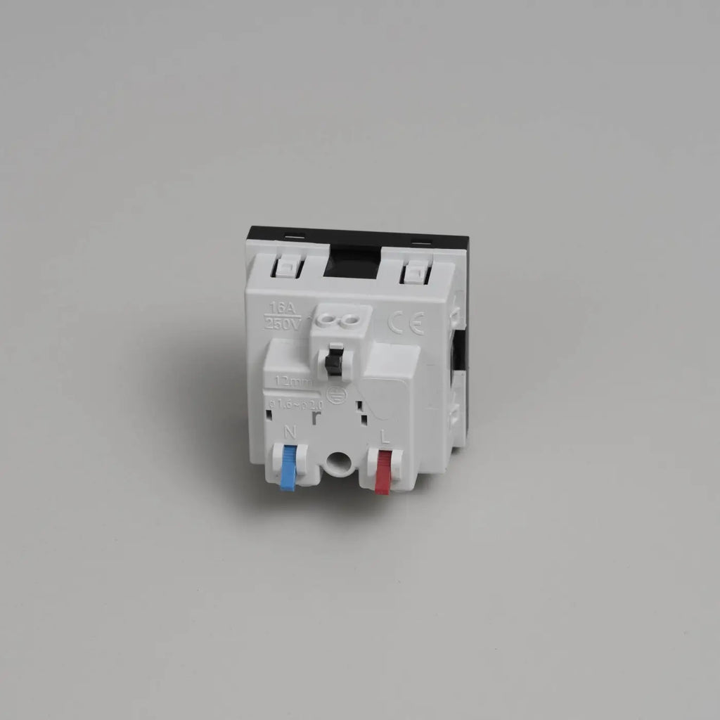 Prise de courant 2P+T type E, 16 A, module 45 mm noir ou blanc