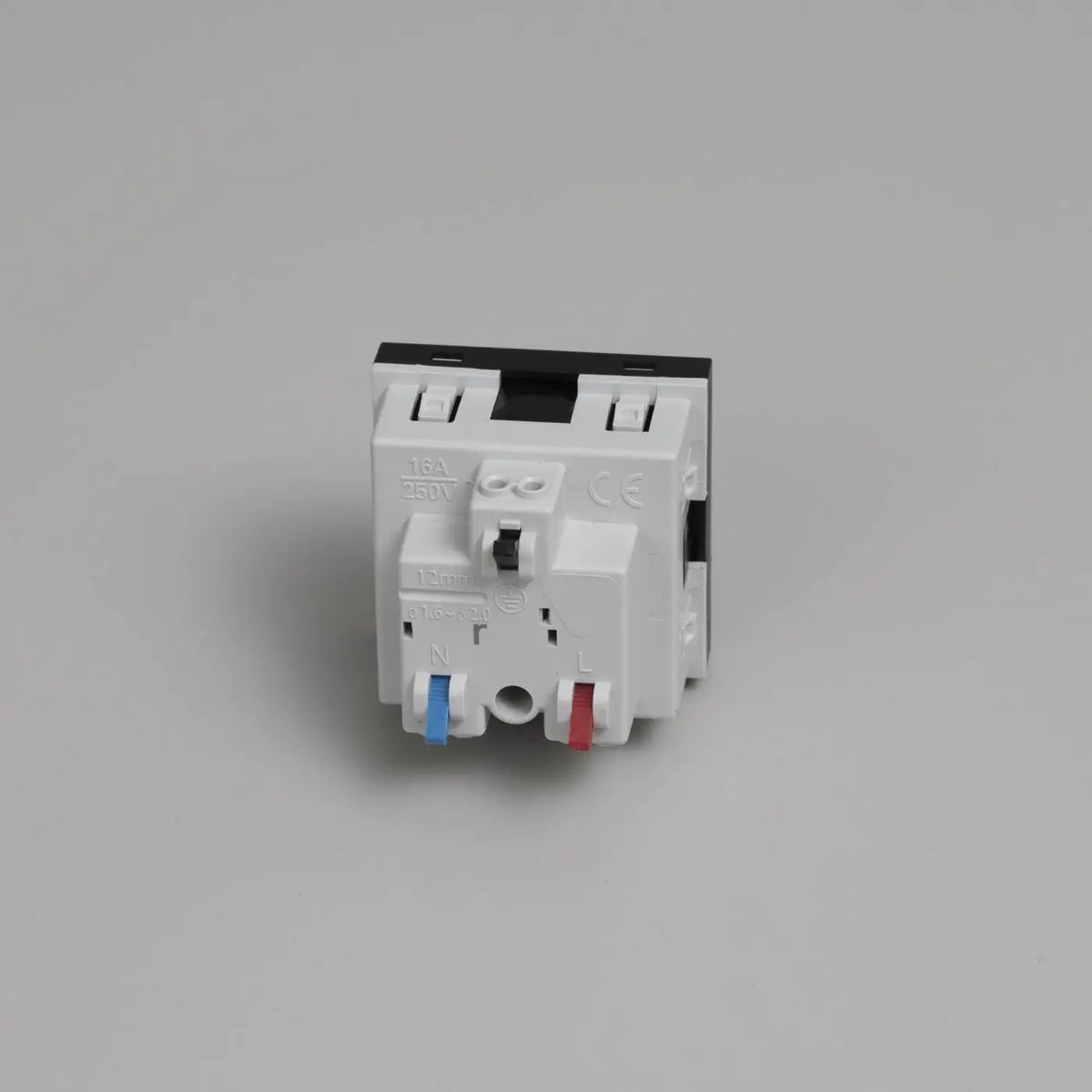 Prise de courant 2P+T type E, 16 A, module 45 mm noir ou blanc