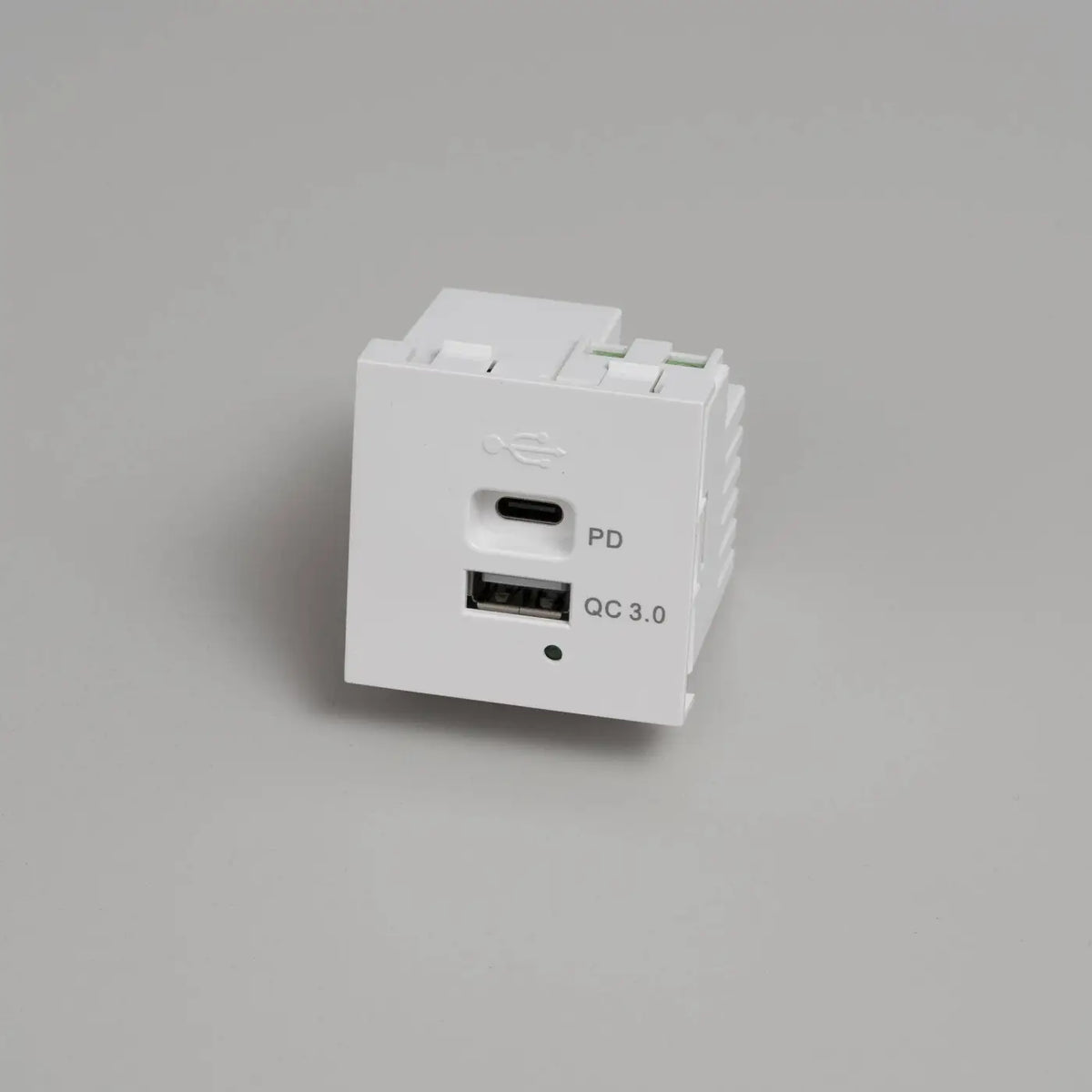 Prise USB-A et USB-C murale encastrée, charge rapide 30 W, blanc