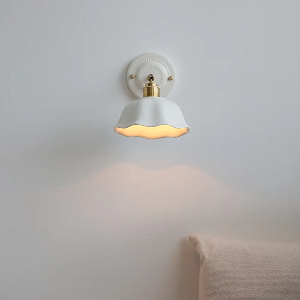 Petite applique murale blanche aspect céramique