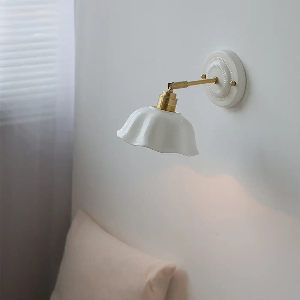 Petite applique murale blanche aspect céramique