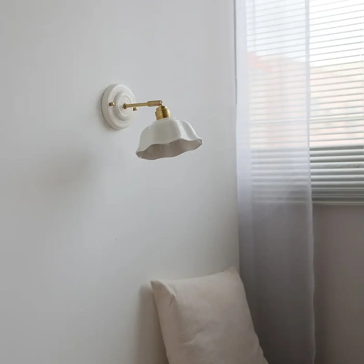 Petite applique murale blanche aspect céramique