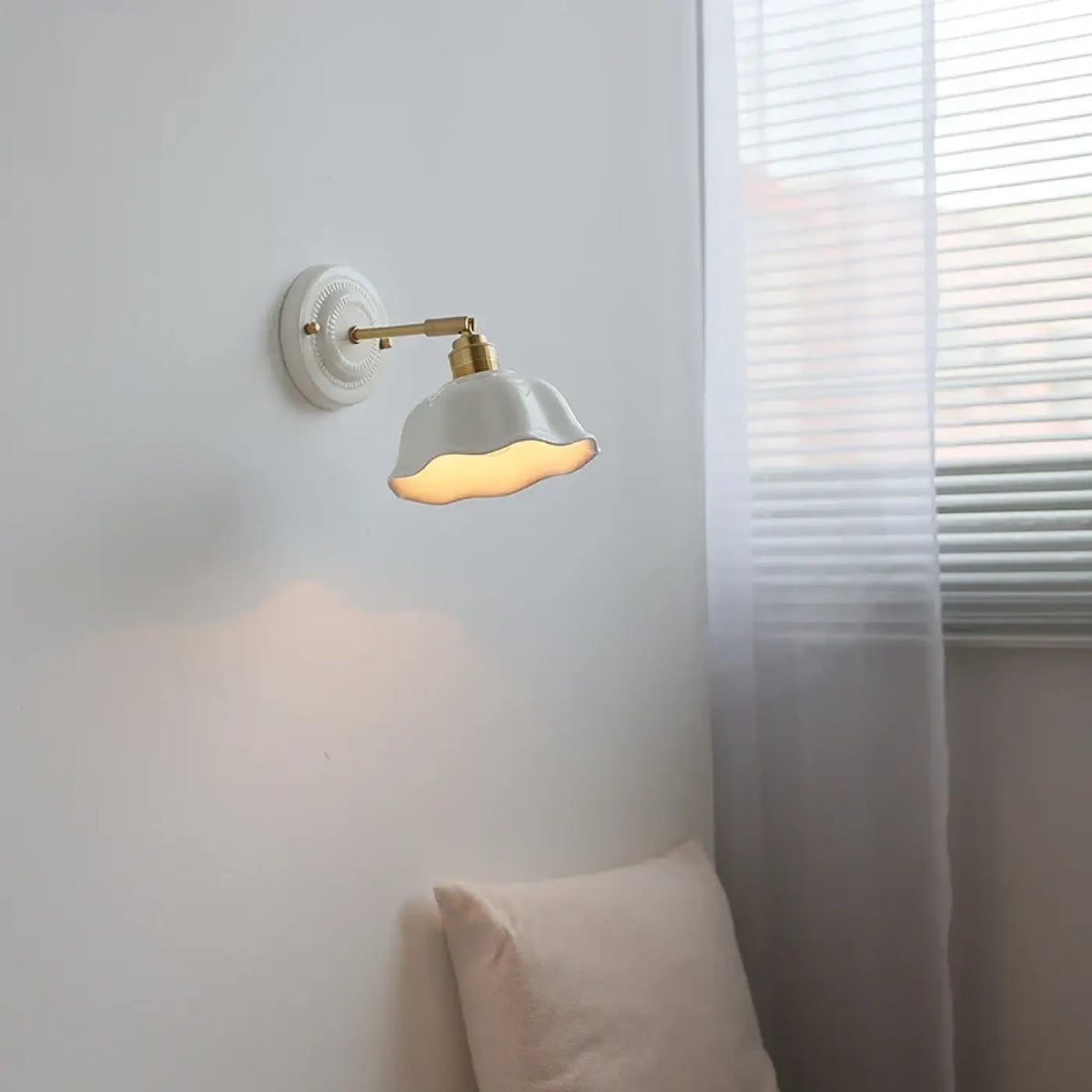 Petite applique murale blanche aspect céramique