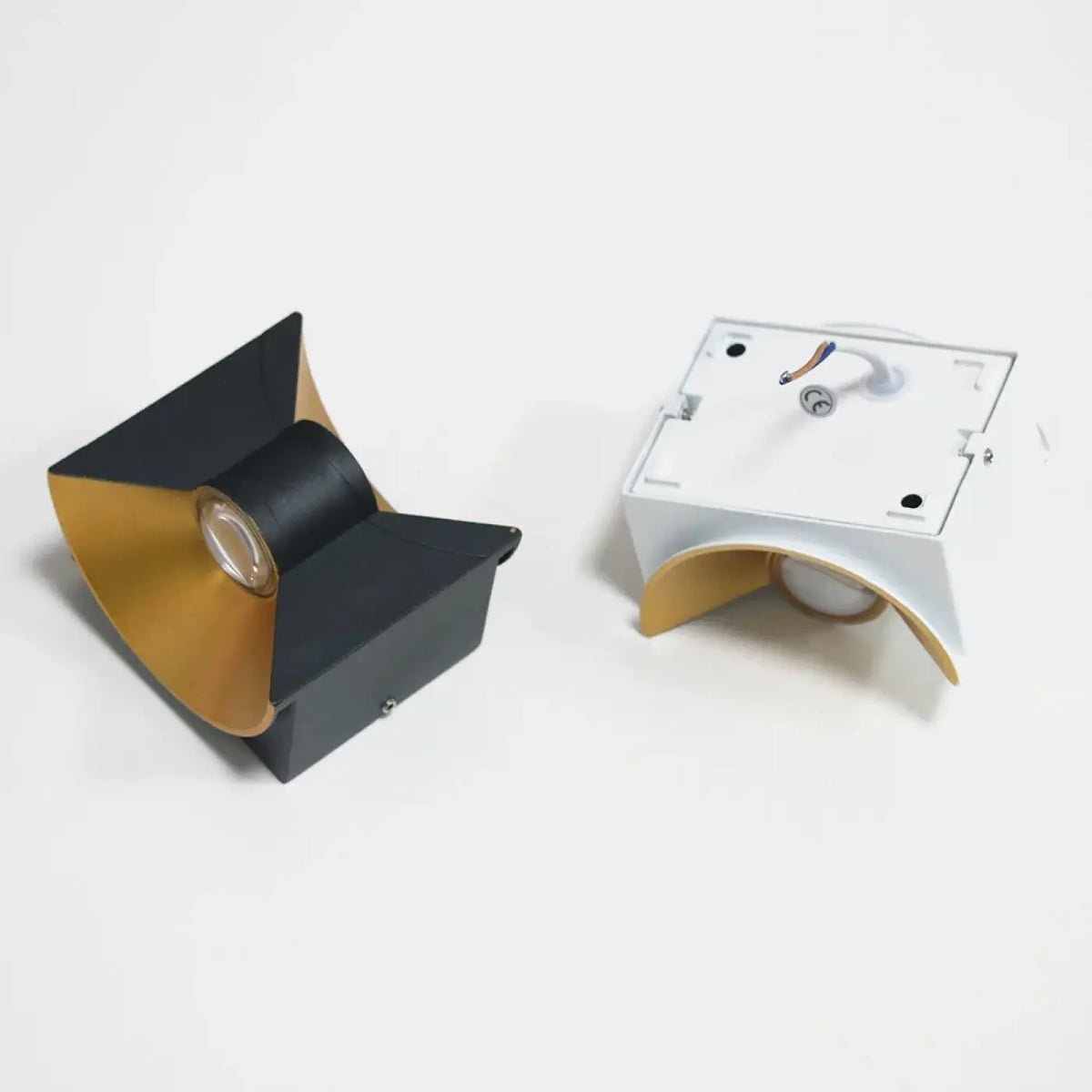 Petite applique extérieure incurvée en aluminium, noir ou blanc