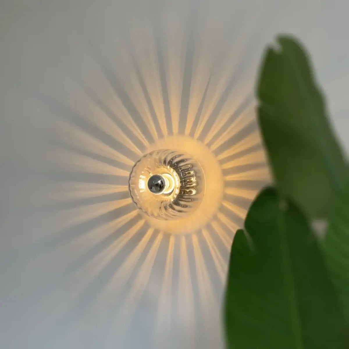 Petite applique murale soleil en verre doré