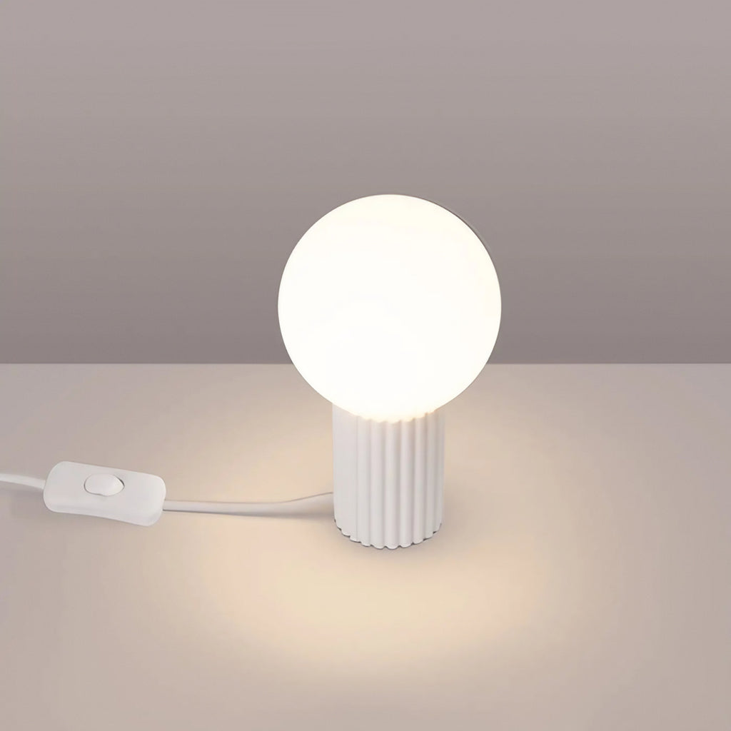 Petite lampe à poser globe en verre laiteux, pied cannelé, 19 cm