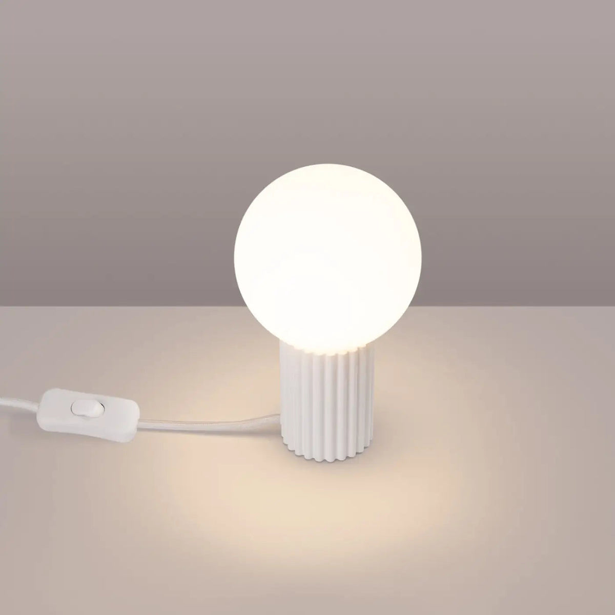 Petite lampe à poser globe en verre laiteux, pied cannelé, 19 cm