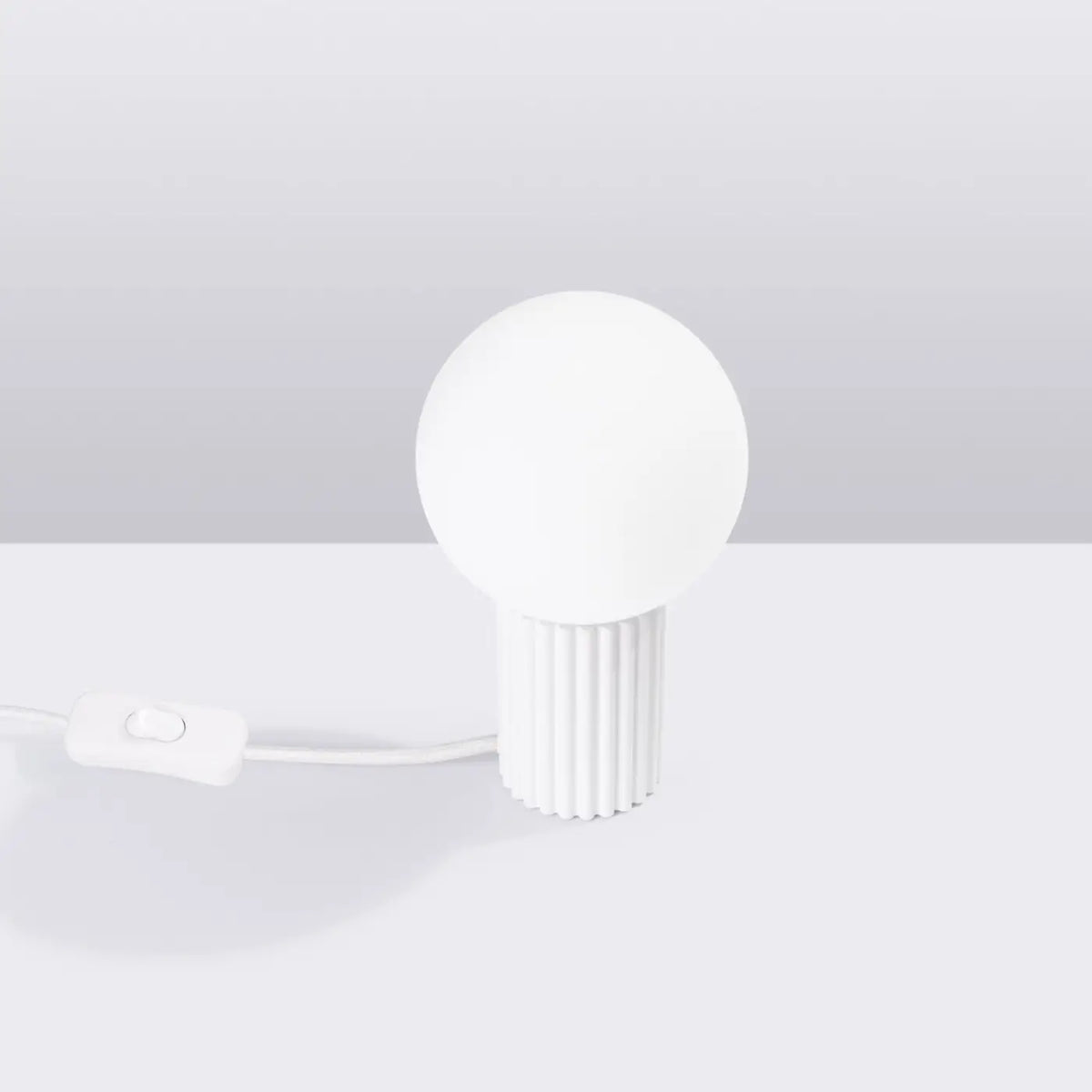 Petite lampe à poser globe en verre laiteux, pied cannelé, 19 cm, blanc
