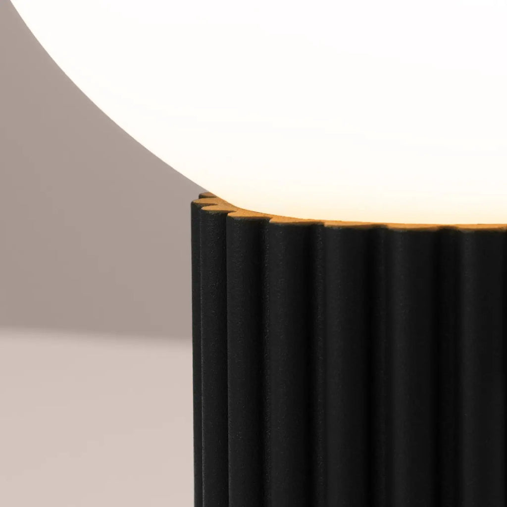 Petite lampe à poser globe en verre laiteux, pied cannelé, 19 cm