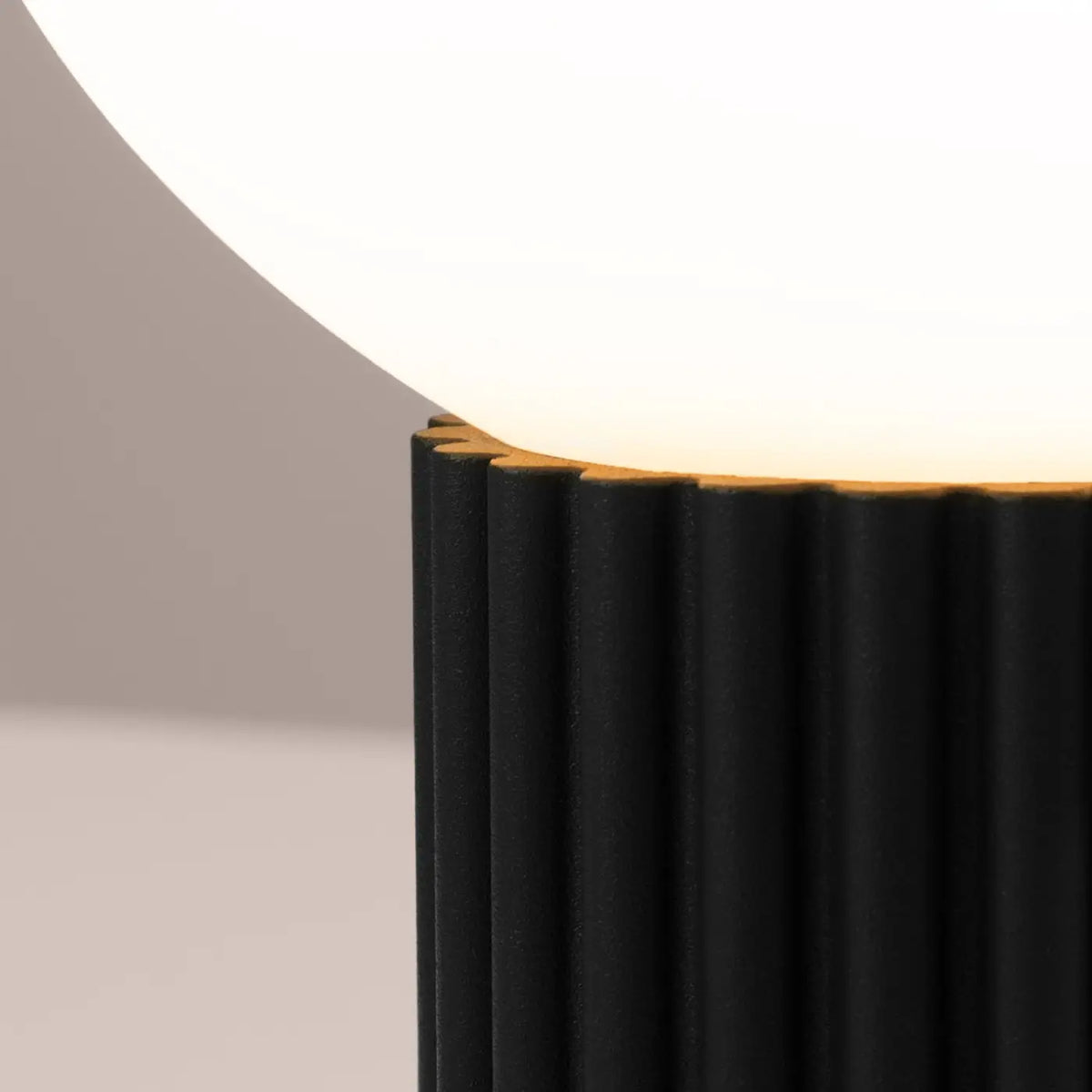 Petite lampe à poser globe en verre laiteux, pied cannelé, 19 cm