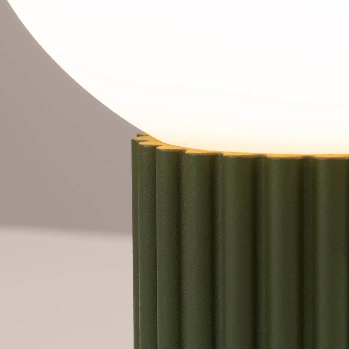 Petite lampe à poser globe en verre laiteux, pied cannelé, 19 cm