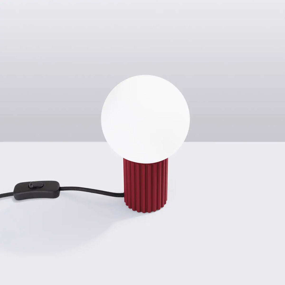 Petite lampe à poser globe en verre laiteux, pied cannelé, 19 cm, bordeaux