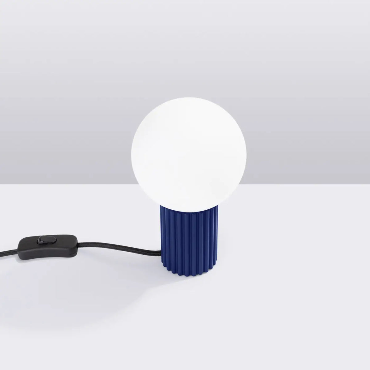 Petite lampe à poser globe en verre laiteux, pied cannelé, 19 cm, outremer