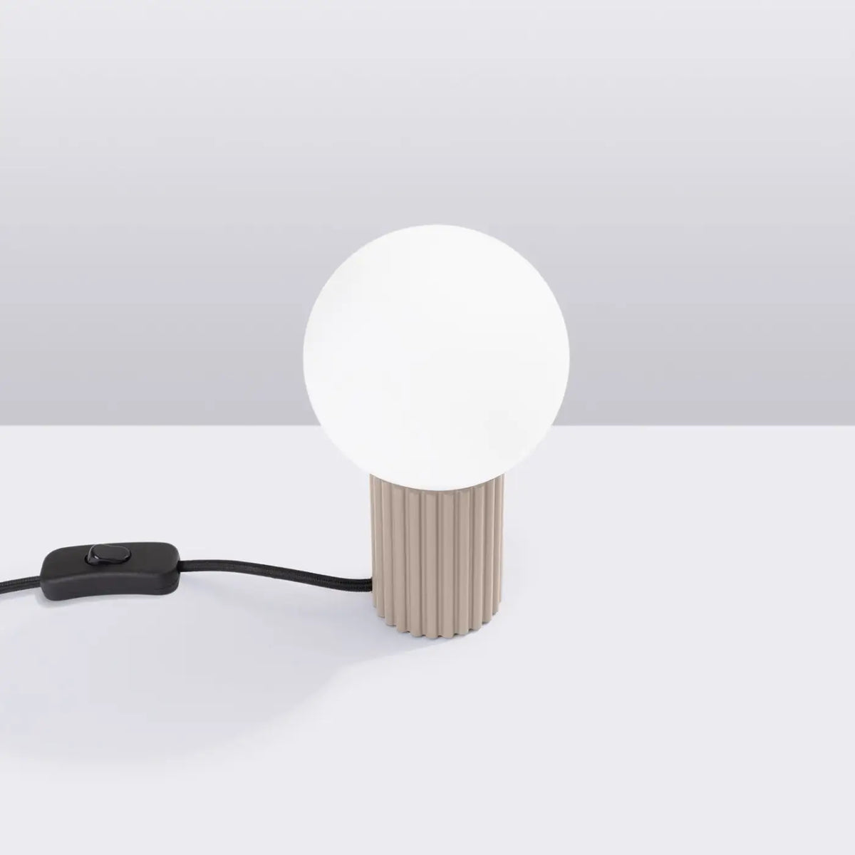 Petite lampe à poser globe en verre laiteux, pied cannelé, 19 cm, taupe