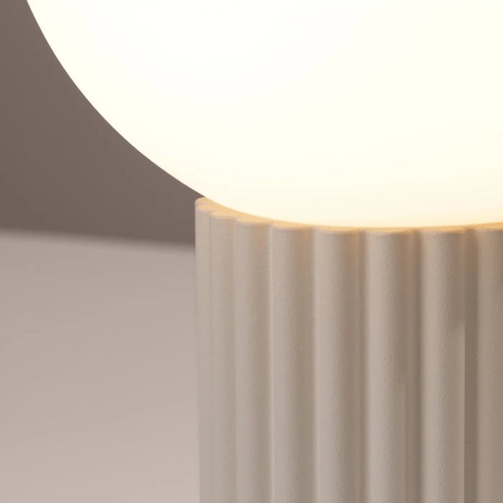 Petite lampe à poser globe en verre laiteux, pied cannelé, 19 cm