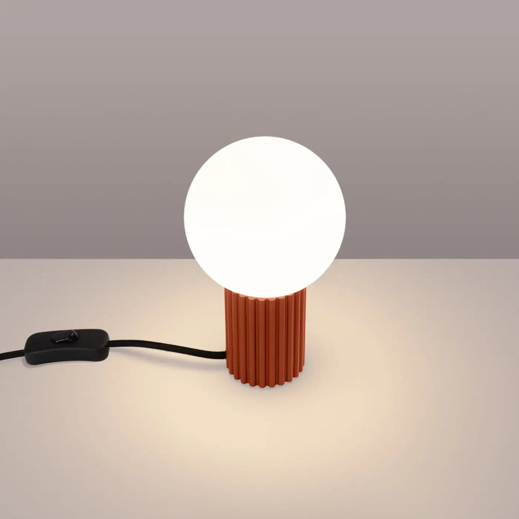 Petite lampe à poser globe en verre laiteux, pied cannelé, 19 cm