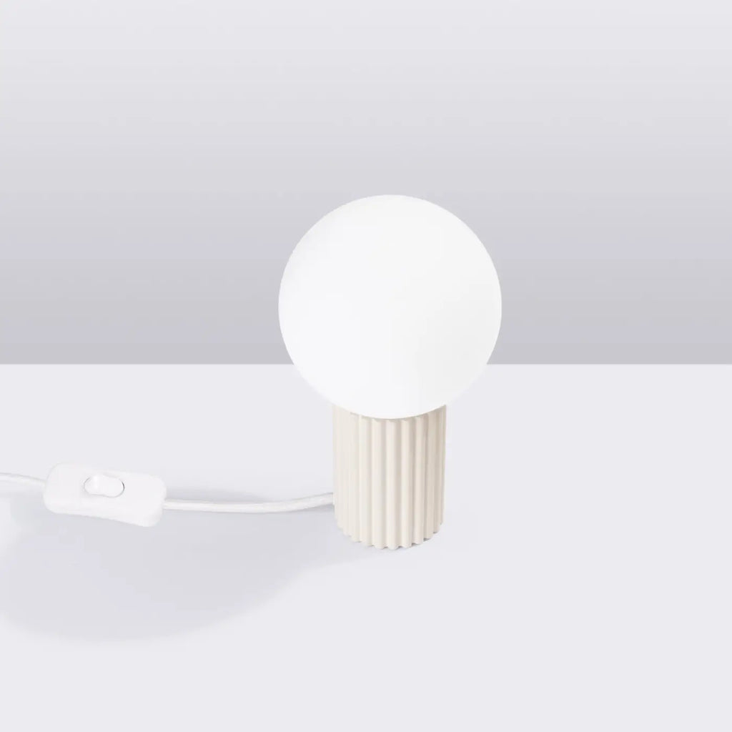 Petite lampe à poser globe en verre laiteux, pied cannelé, 19 cm, beige