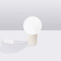 Petite lampe à poser globe en verre laiteux, pied cannelé, 19 cm, beige