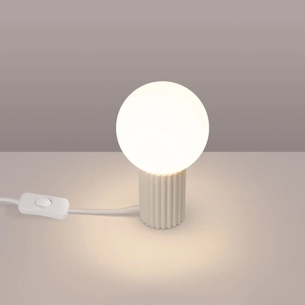 Petite lampe à poser globe en verre laiteux, pied cannelé, 19 cm