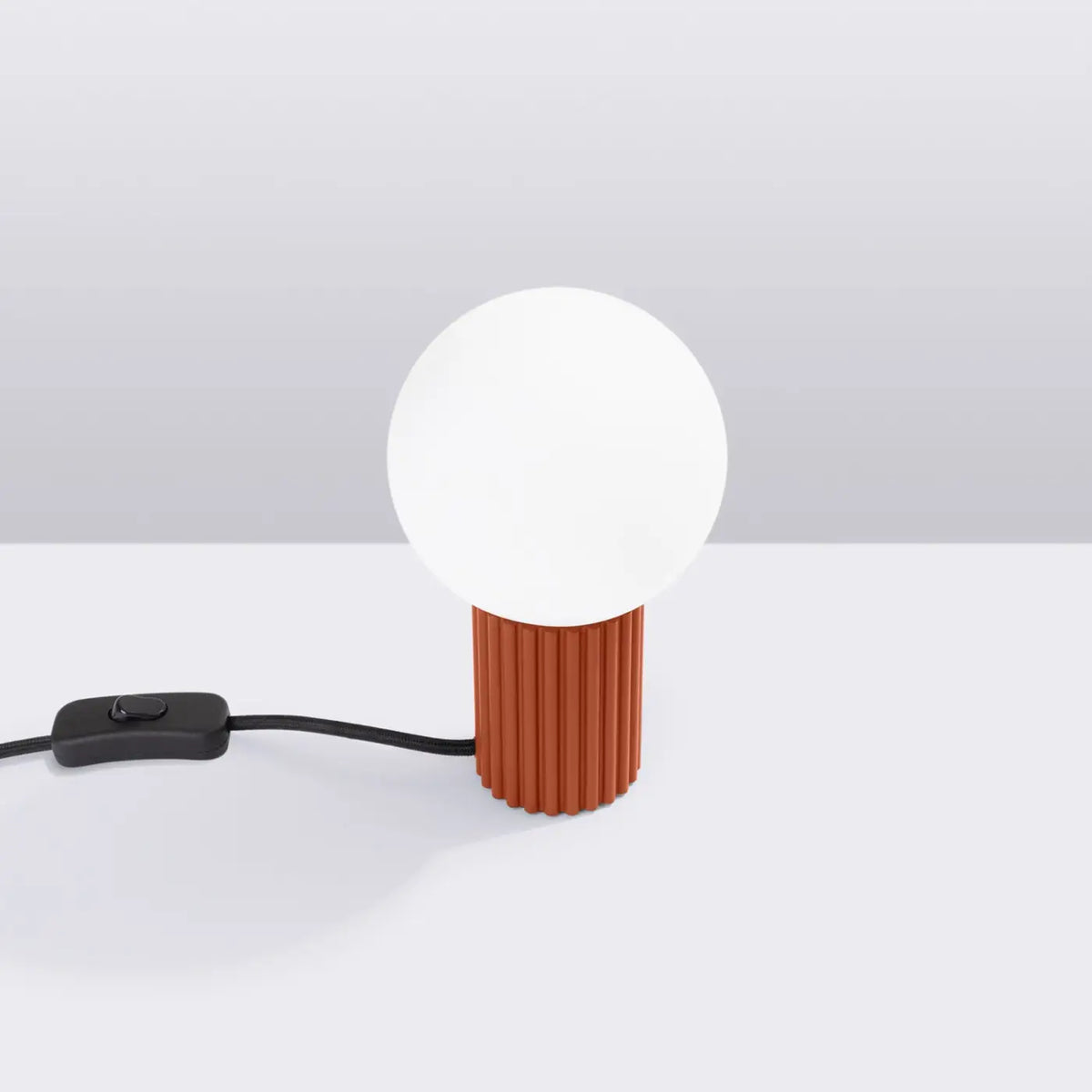 Petite lampe à poser globe en verre laiteux, pied cannelé, 19 cm, rouge ocre