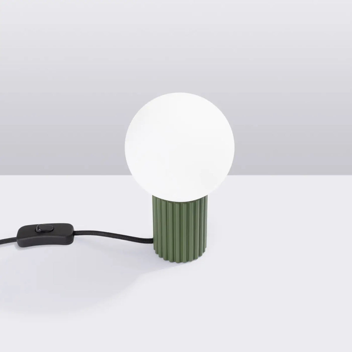 Petite lampe à poser globe en verre laiteux, pied cannelé, 19 cm, vert olive