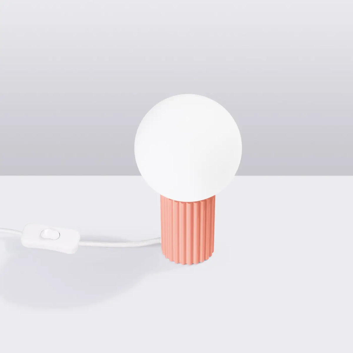 Petite lampe à poser globe en verre laiteux, pied cannelé, 19 cm, pêche