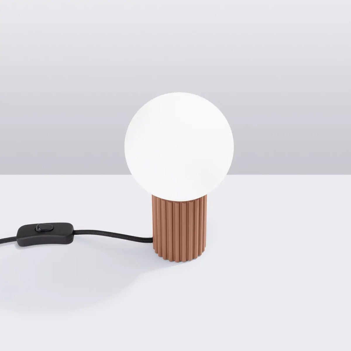 Petite lampe à poser globe en verre laiteux, pied cannelé, 19 cm, moka