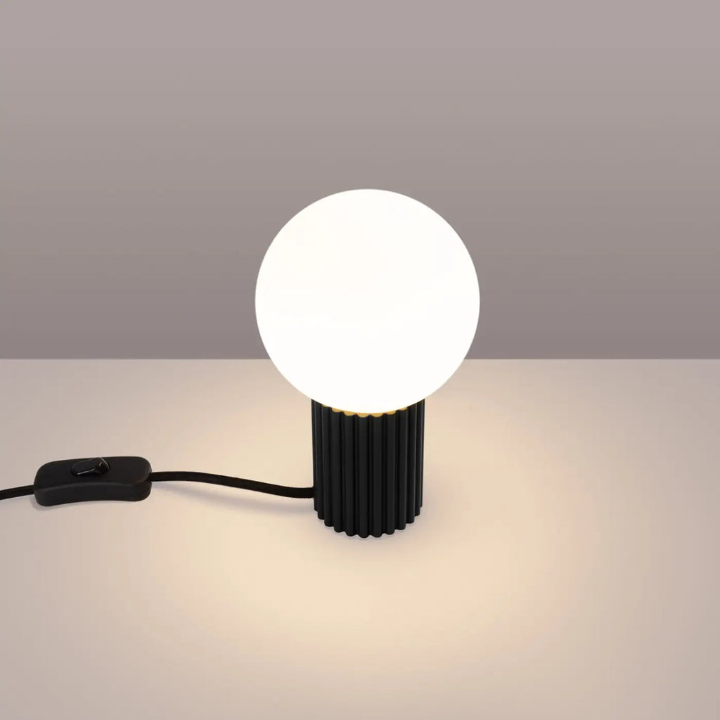 Petite lampe à poser globe en verre laiteux, pied cannelé, 19 cm