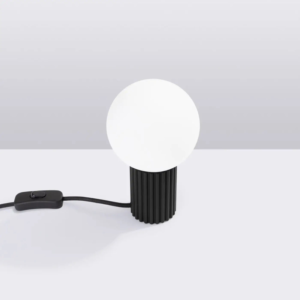 Petite lampe à poser globe en verre laiteux, pied cannelé, 19 cm, noir