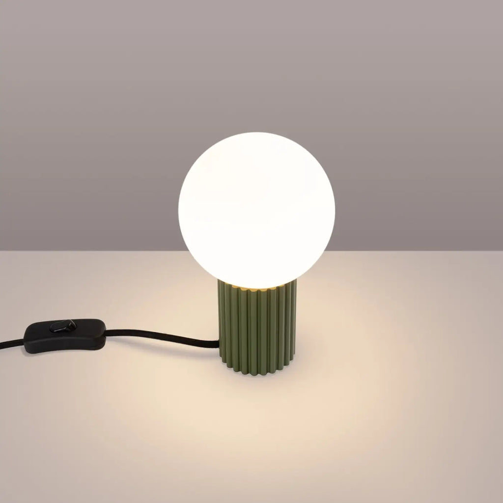 Petite lampe à poser globe en verre laiteux, pied cannelé, 19 cm