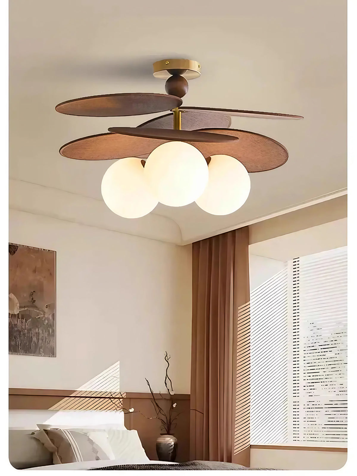 Plafonnier en bois à feuilles et boules de verre opale