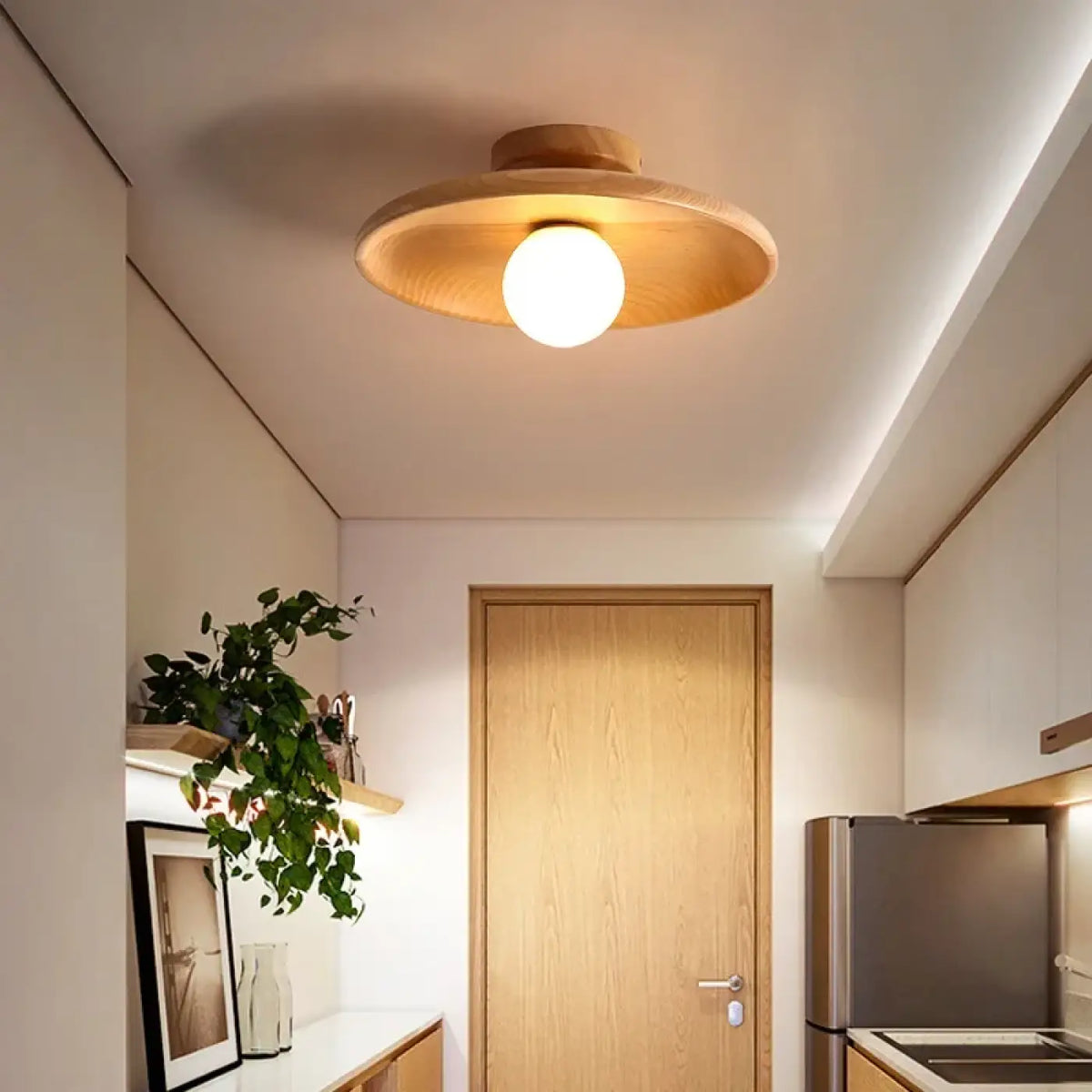 Plafonnier en bois avec globe rond central, beige ou marron, beige