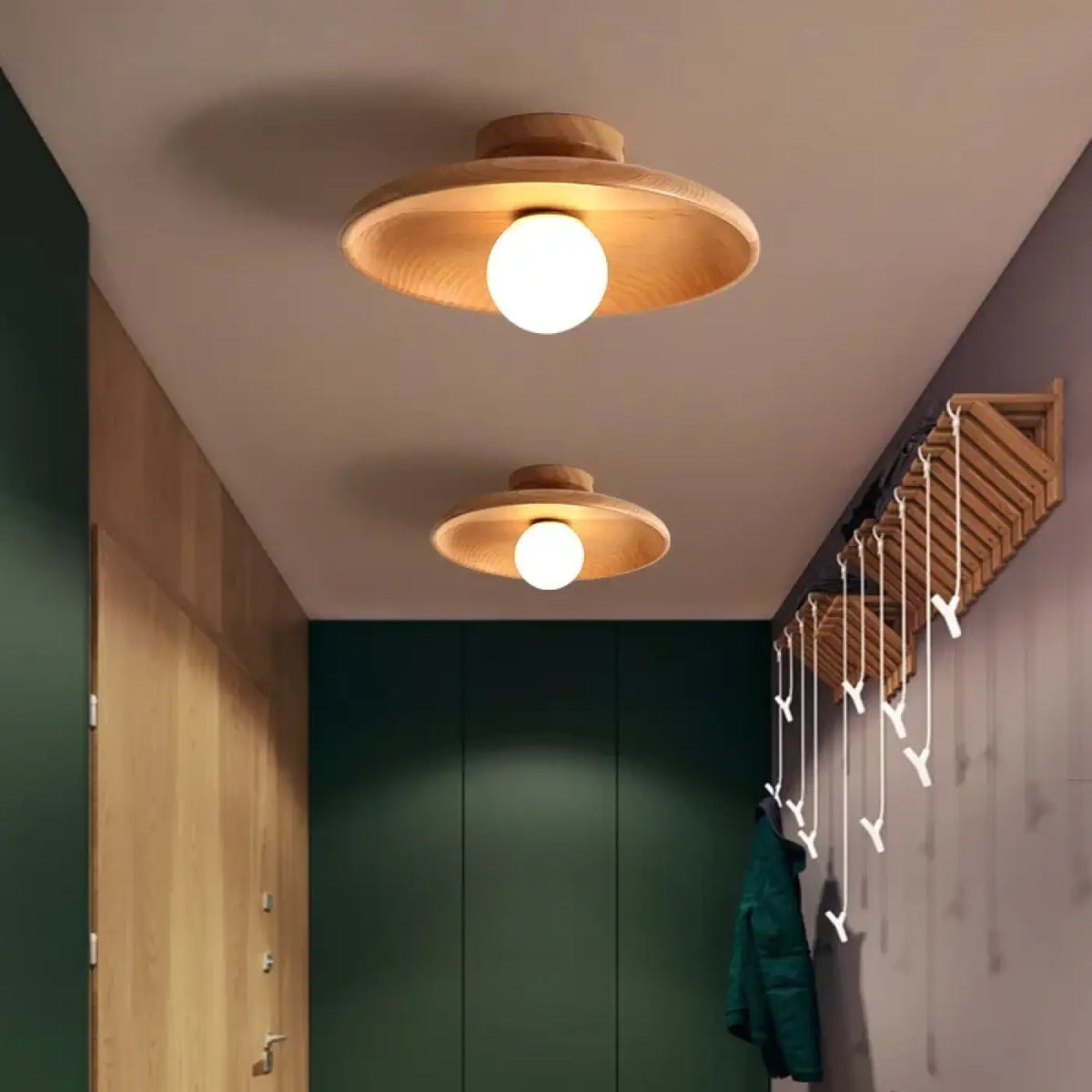 Plafonnier en bois avec globe rond central, beige ou marron