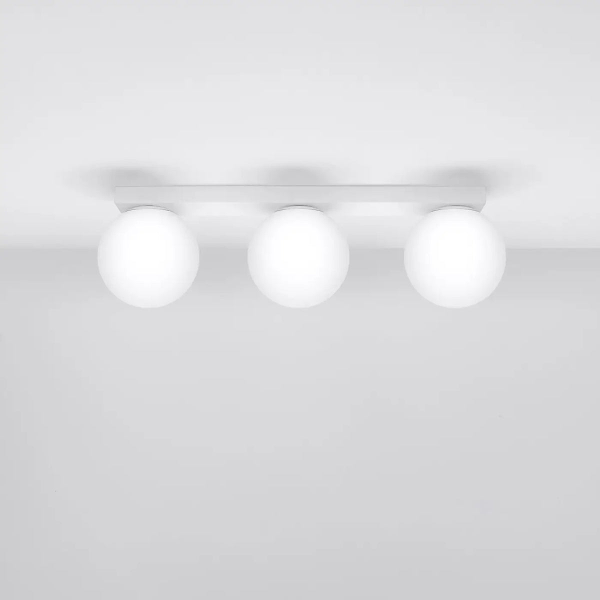 Plafonnier à boules en verre opale sur rampe, de 1 à 6 lumières, blanc