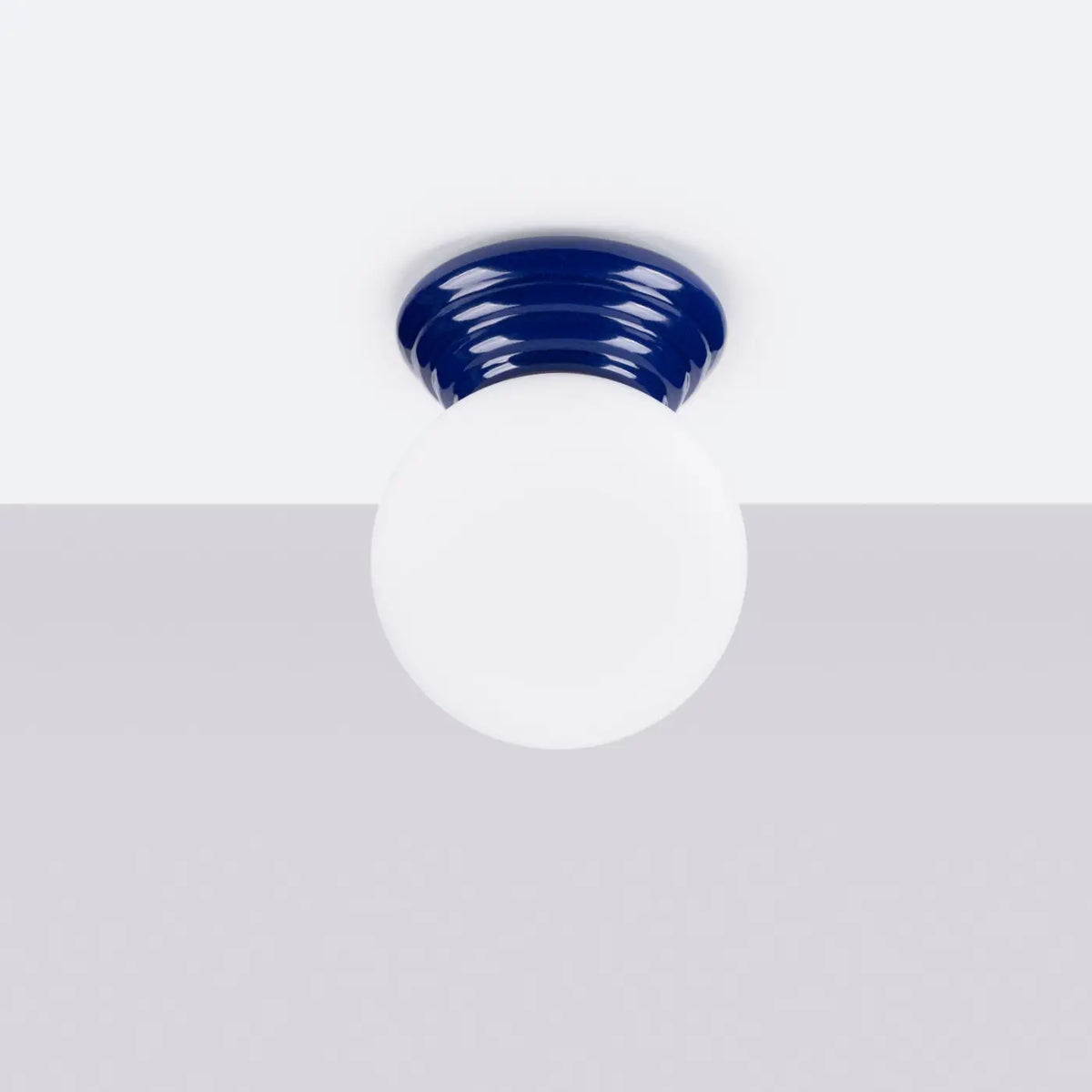 Plafonnier céramique émaillée et globe en verre, IP44, sept couleurs, outremer