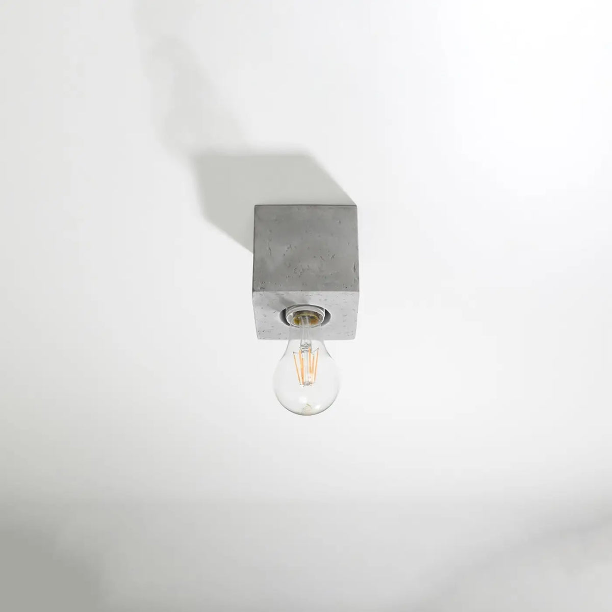 Plafonnier cube en bois ou béton gris, ampoule apparente E27, gris