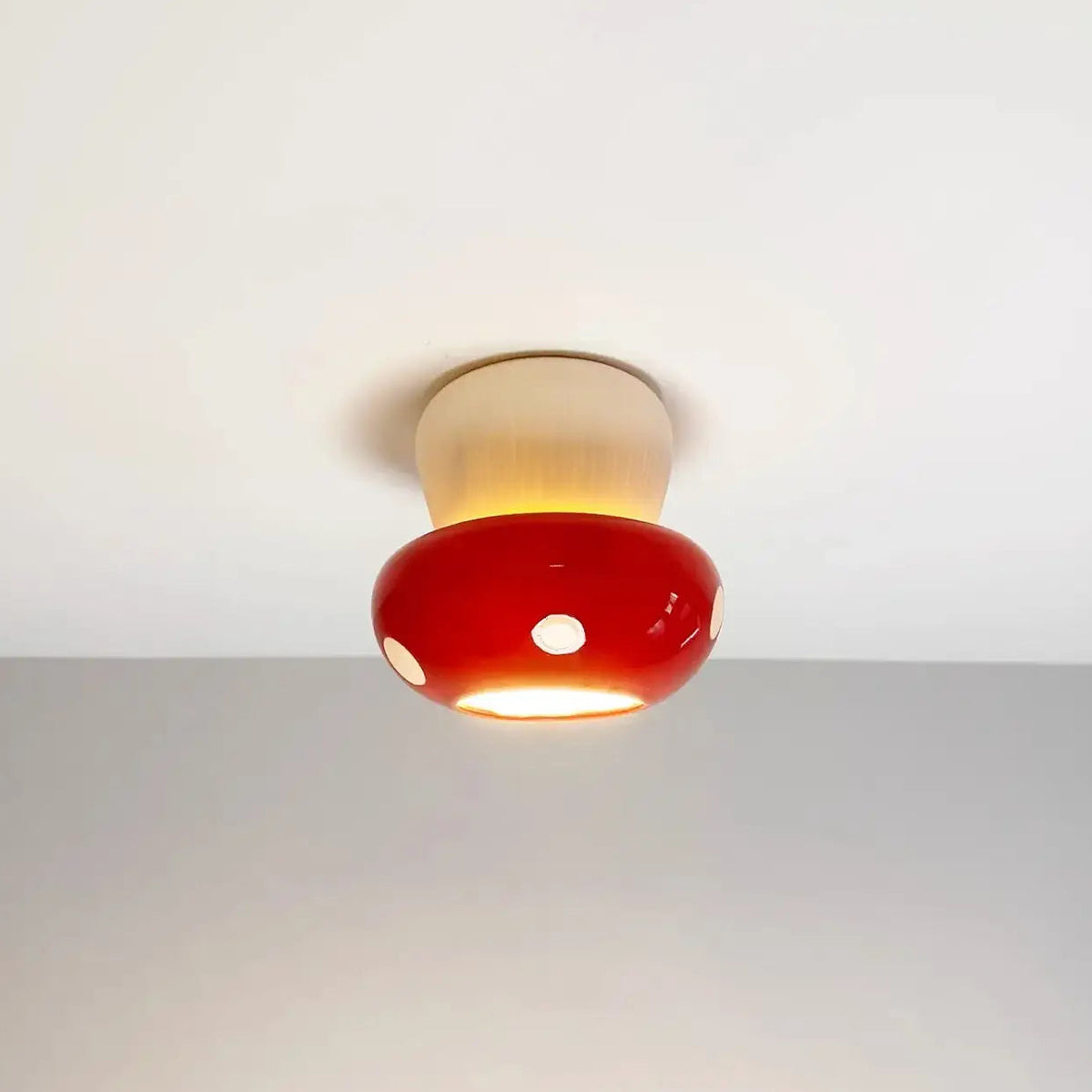 Plafonnier champignon rouge sur base en bois