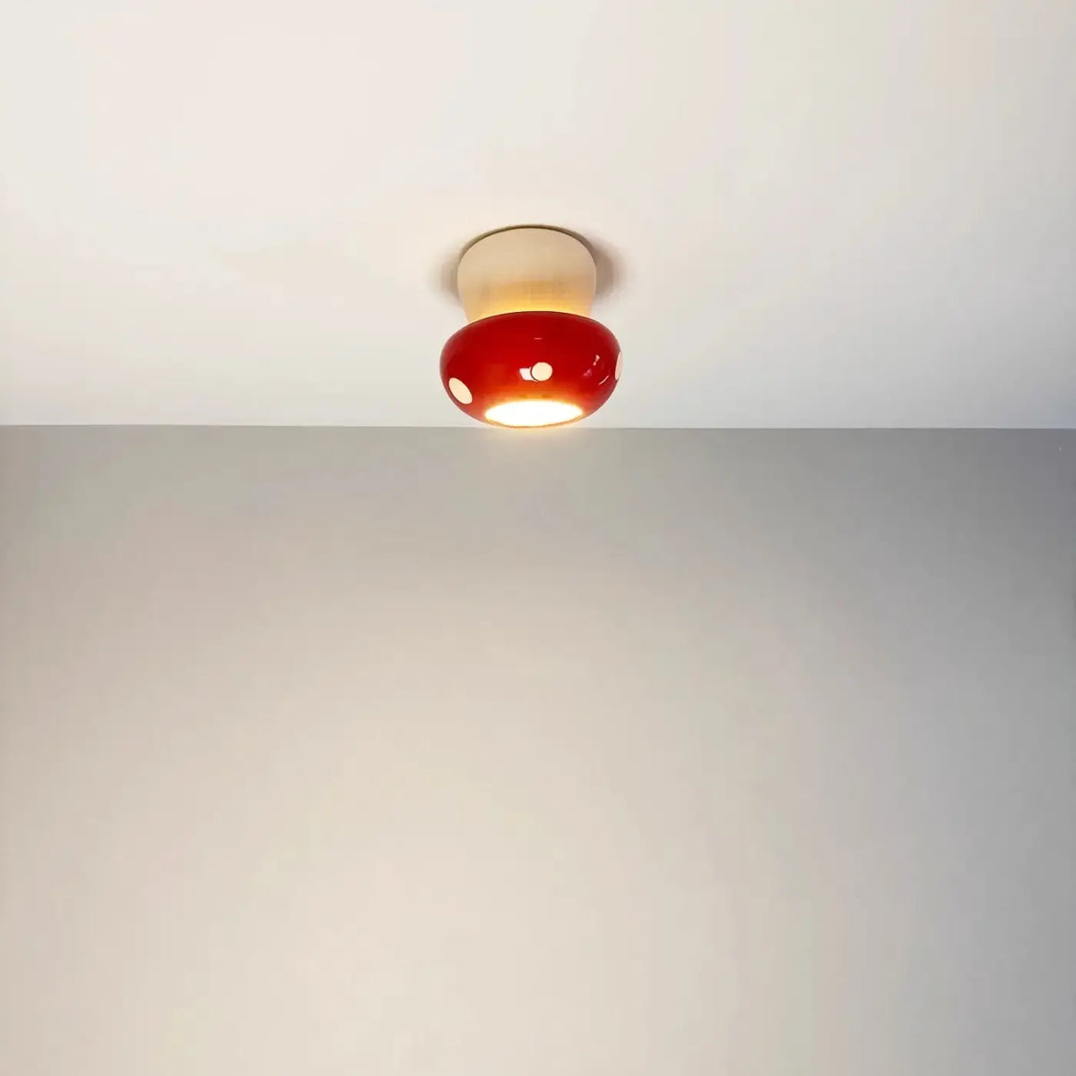 Plafonnier champignon rouge sur base en bois