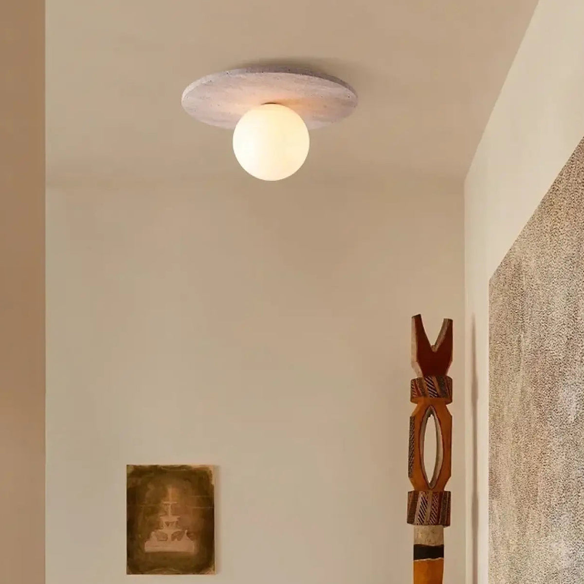 Plafonnier en pierre claire et globe de verre blanc