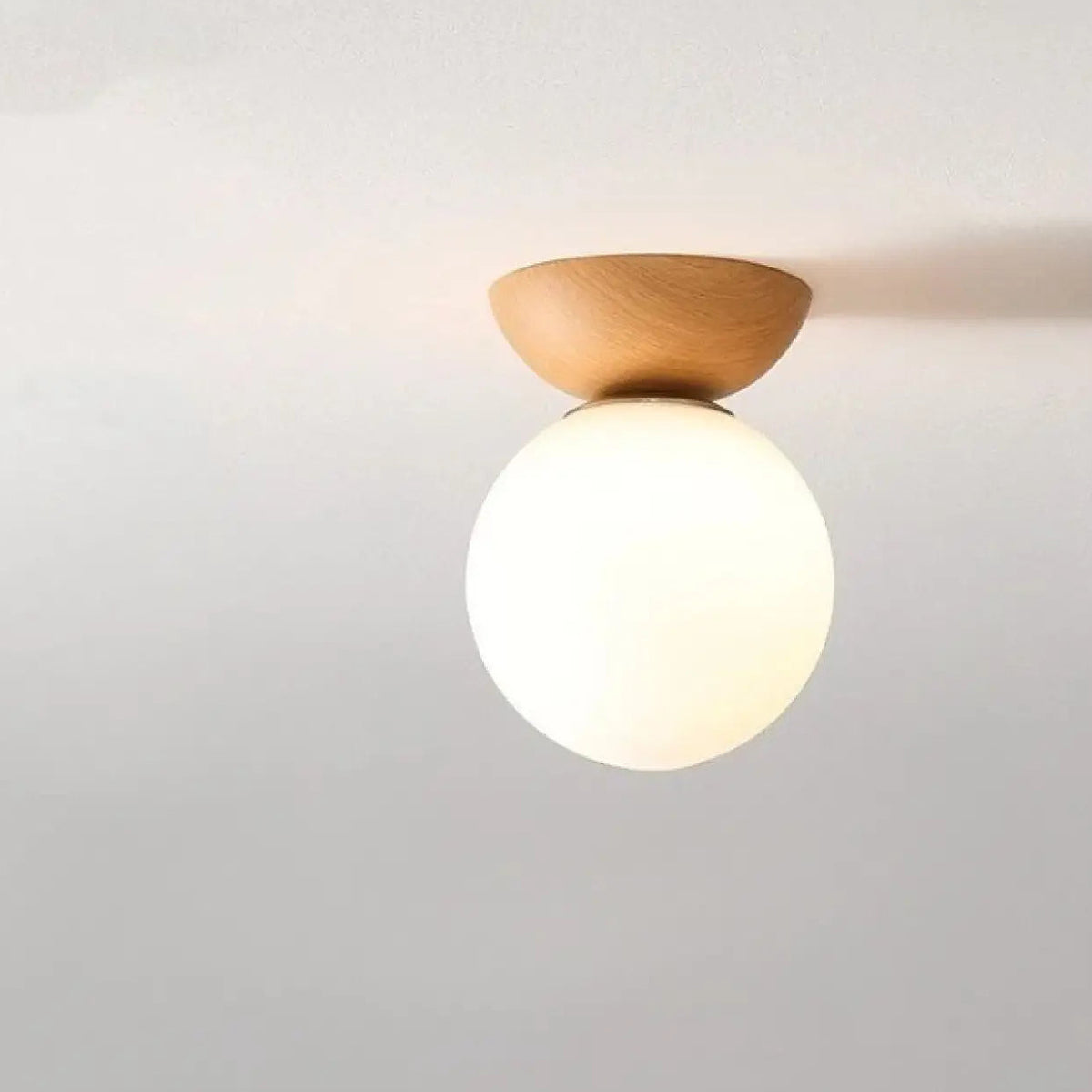 Plafonnier à base en bois et globe en verre opale, beige